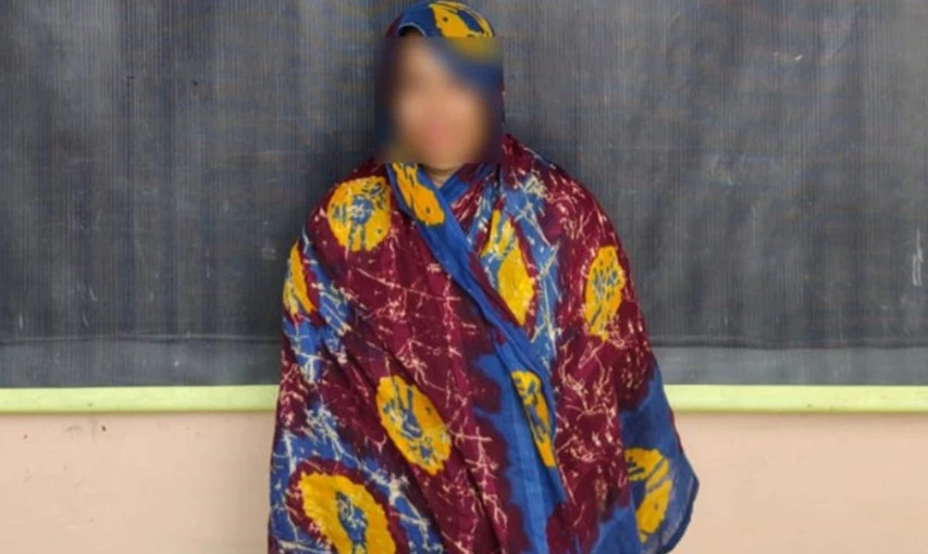 কুমিল্লায় র‍্যাব-১১ এর অভিযানে স্কাফ ও ফেন্সিডিলসহ নারী মাদক ব্যবসায়ী গ্রেফতার